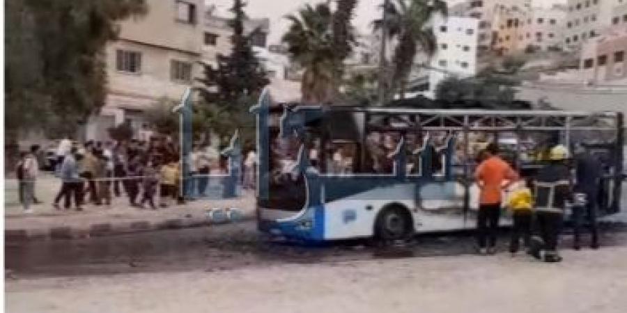 بالفيديو : احتراق حافلة نقل عام قرب دوار مغفر جبل النصر في عمّان