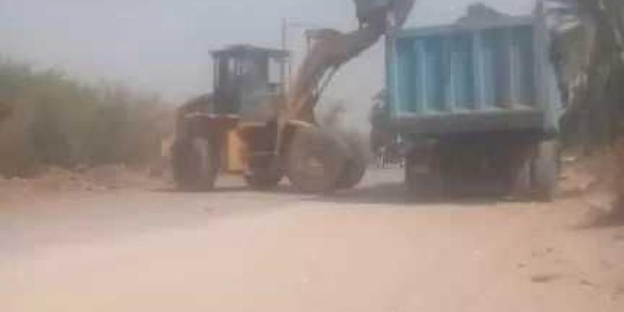 محافظ أسيوط يوجه برفع نواتج تطهير الترع والمصارف بشكل فوري .. والبداري تبدأ التنفيذ بقرية النواورة