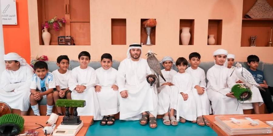 «أطفال الشارقة» تعزز تراث «الصقارة» بورشة عمل