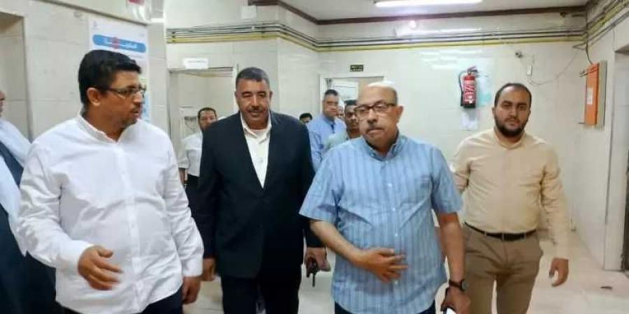 محافظ أسيوط يوجه بتقديم الرعاية الصحية الكاملة لمصابي حادث انقلاب سيارة تقل عمال بطريق العقال القبلي بالبداري