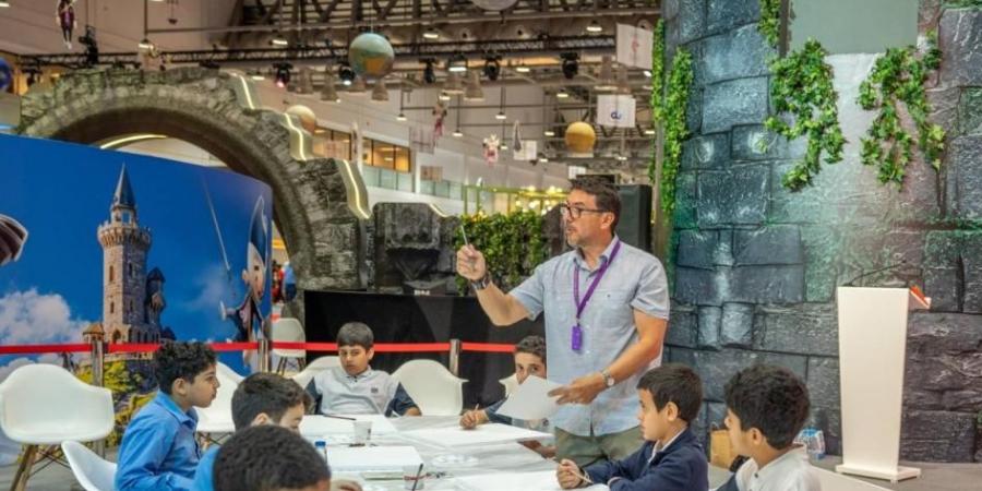 فنان عالمي ينمّي مهارات الأطفال بالرسم في «القرائي»