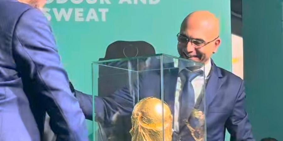حين يتحول حفل مجسم كأس العالم إلى مناسبة لتمجيد أصحاب "روتيني اليومي" وتهميش الصحافة الوطنية
