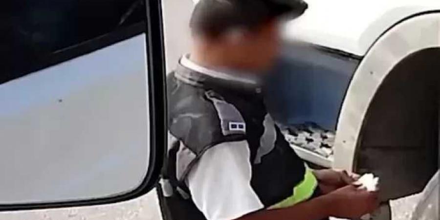 مصدر أمني يكشف حقيقة الفيديو المتداول بشأن تجاوز فرد شرطة عند استيقاف سيارة نقل