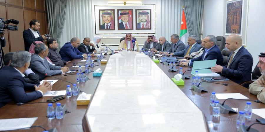 اجتماع نيابي حكومي ينهي أزمة شاحنات الفوسفات الشيدية - العقبة