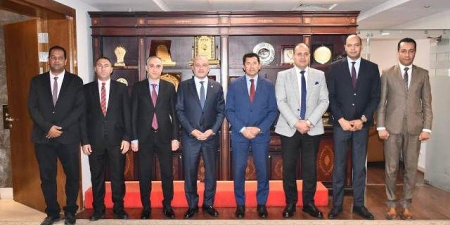 وزير الشباب يستقبل رئيس الاتحاد الدولي للسلاح ويكرّمه