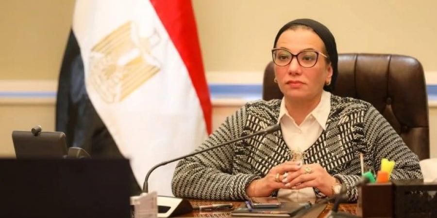 وزيرة البيئة توجه باتخاذ الإجراءات العاجلة لاحتواء تلوث بترولي