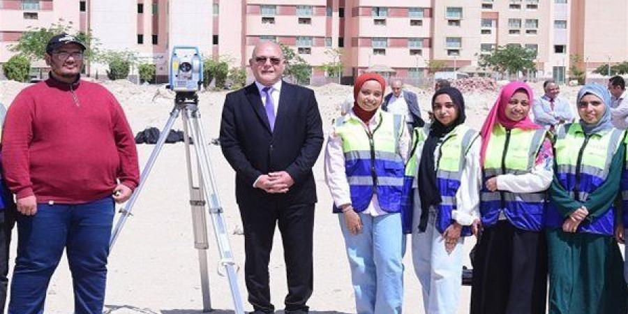 رئيس جامعة سوهاج يتابع مشروعات تخرج طلاب نظم المعلومات الجغرافية