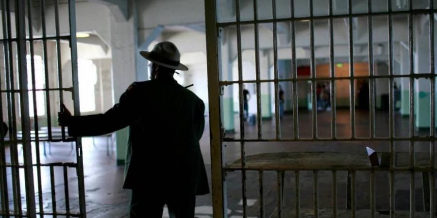 لماذا أمر ترامب بإعادة تشغيل سجن الكاتراز سيئ السمعة؟