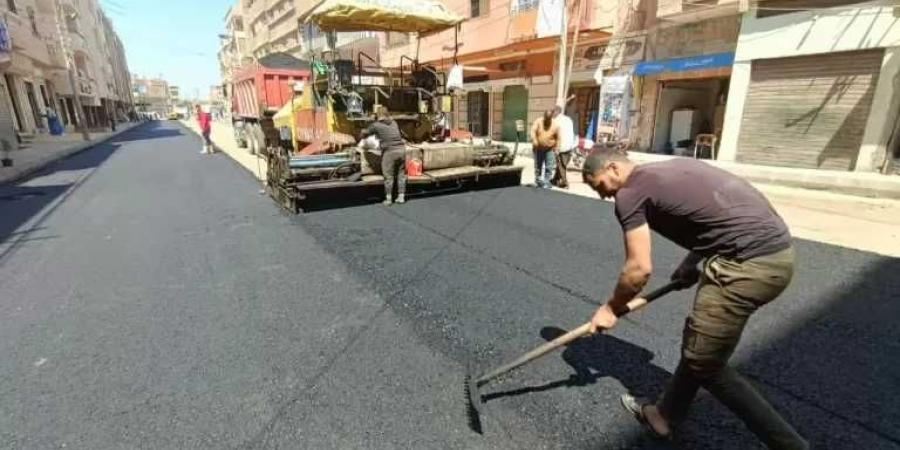 محافظ الغربية يتابع أعمال رصف الطبقة الرابطة بشارع المجلس الشعبي المحلي بالسنطة بطول 170 متر