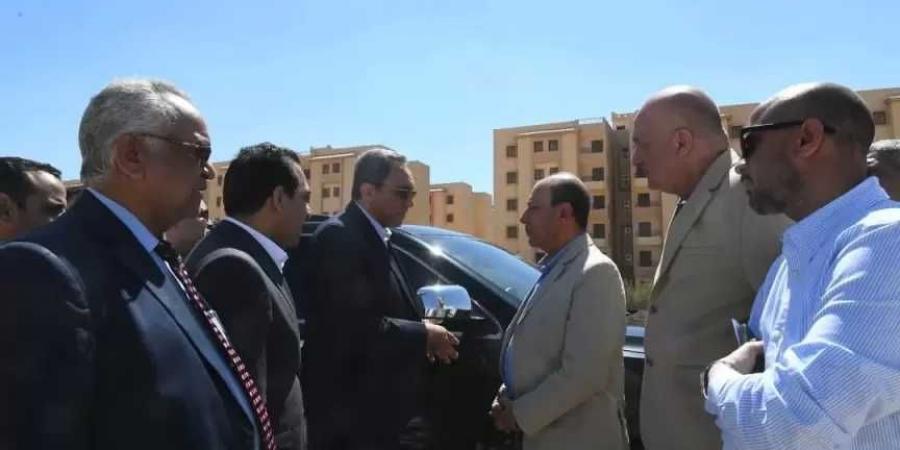 محافظ قنا ورئيس جهاز  التعمير يتفقدان أعمال رصف وازدواج طريق الأقصر – قنا