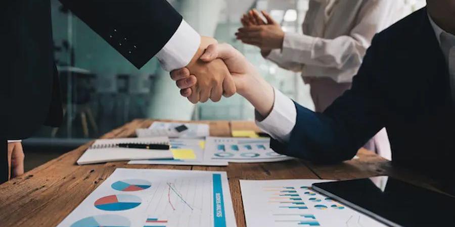 الحرب التجارية تُبطئ سوق الصفقات العالمية وتفتح أبواب الفرص في مصر