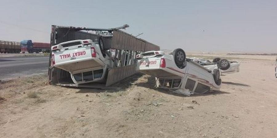 تدهور ناقلة محملة بـ10 مركبات على الطريق الصحراوي