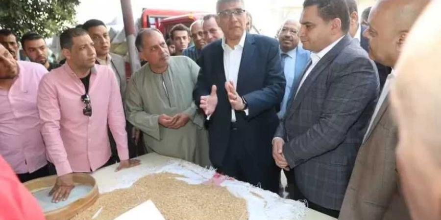محافظ الجيزة يتفقد صومعة إمبابة لمتابعة انتظام توريد وتخزين محصول القمح