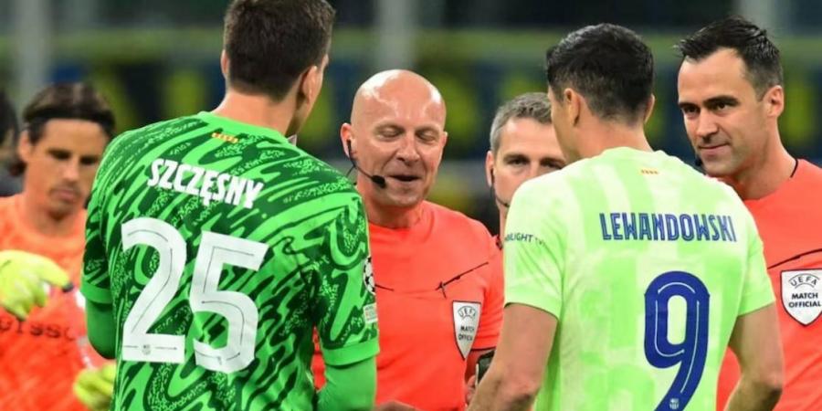 «سخيفة وغبية».. الحكم مارشينياك يرد على اتهامات لاعبي برشلونة