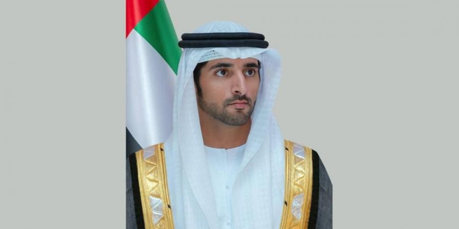 حمدان بن محمد يعزي في وفاة علي السادة مدير دفاع مدني دبي الأسبق