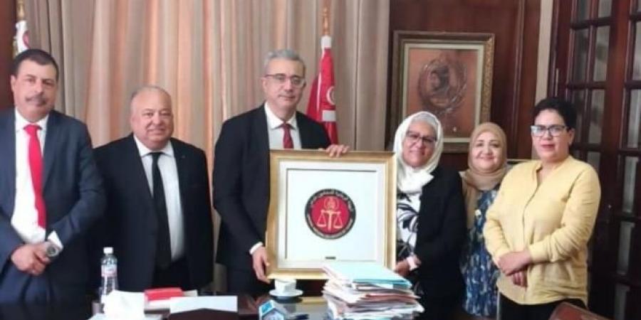 عائلة الراحل سمير المزغني تهدي عمادة المحامين مكتبة تتكون من 440 مرجعا مختصا