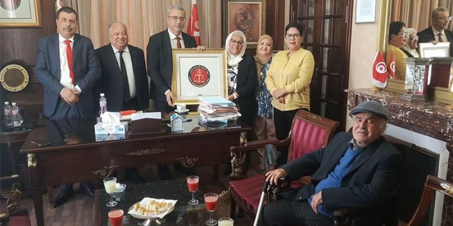 عائلة الراحل سمير المزغني تهدي عمادة المحامين مكتبة