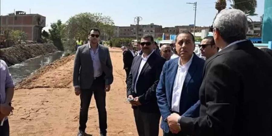 رئيس الوزراء يتفقد سير العمل بمشروع رصف طريق «طنطا - بسيون»