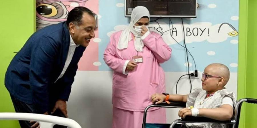 خلال زيارته للغربية.. رئيس الوزراء يحاور طفلة بالصف الرابع الابتدائى مريضة بالأورام