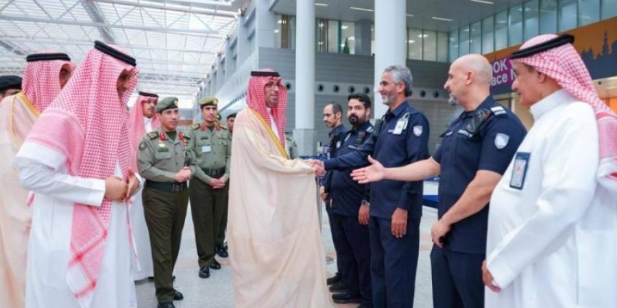 مُحافظ جدة يتفقّد سير العمل في مجمع صالات الحج بمطار الملك عبدالعزيز