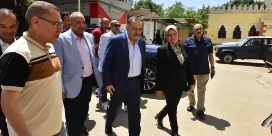 محافظ أسيوط يشهد توزيع مساعدات لمركز الأطفال المعثور عليهم بمديرية الصحة بالتنسيق مع حزب مستقبل وطن