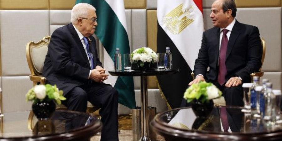 الرئيس عباس يجتمع مع نظيره المصري في موسكو