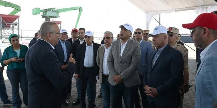 رئيس الوزراء يتفقد مشروعي رووتس وسكاي للموانيء