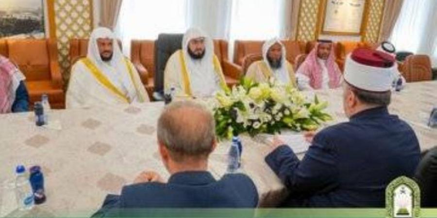 إمام المسجد الحرام يزور المشيخة الإسلامية في بريشتينا