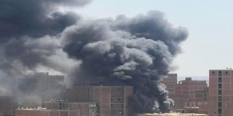 صور.. اندلاع حريق ضخم في مصنع بشارع الترولي بالمرج