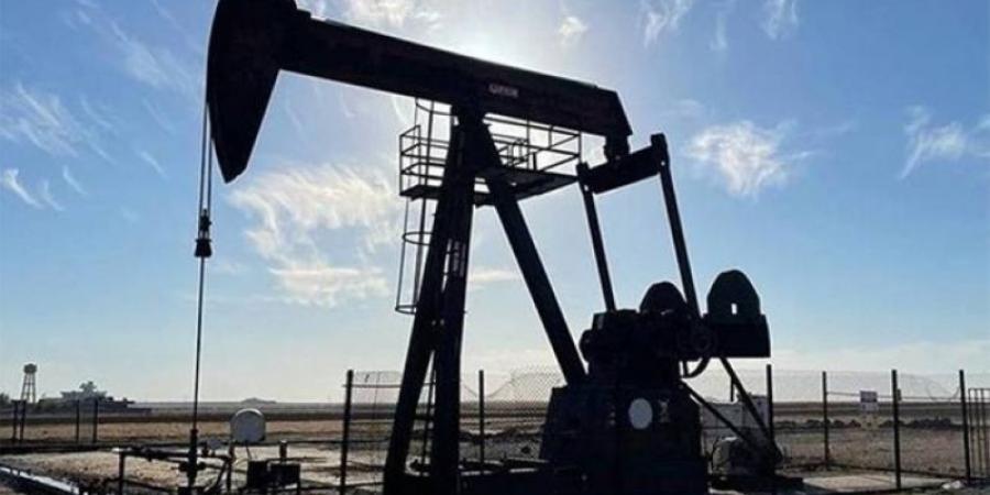 النفط يرتفع 2% بدعم المفاوضات التجارية