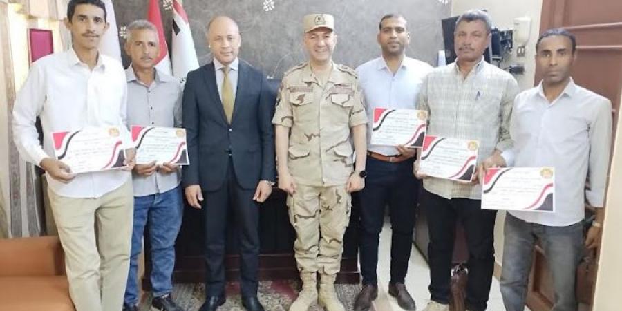 المستشار العسكري يُكرم عددًا من العاملين بمديرية التموين بقنا