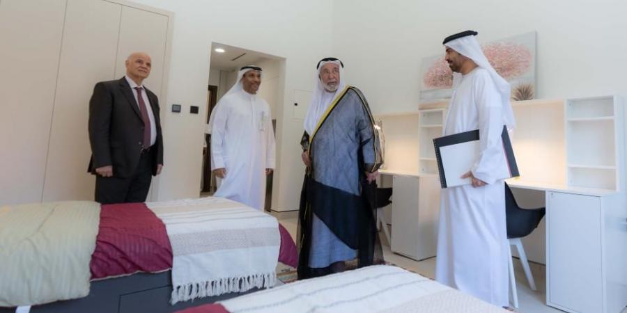 سلطان يفتتح المجمع السكني في جامعة خورفكان