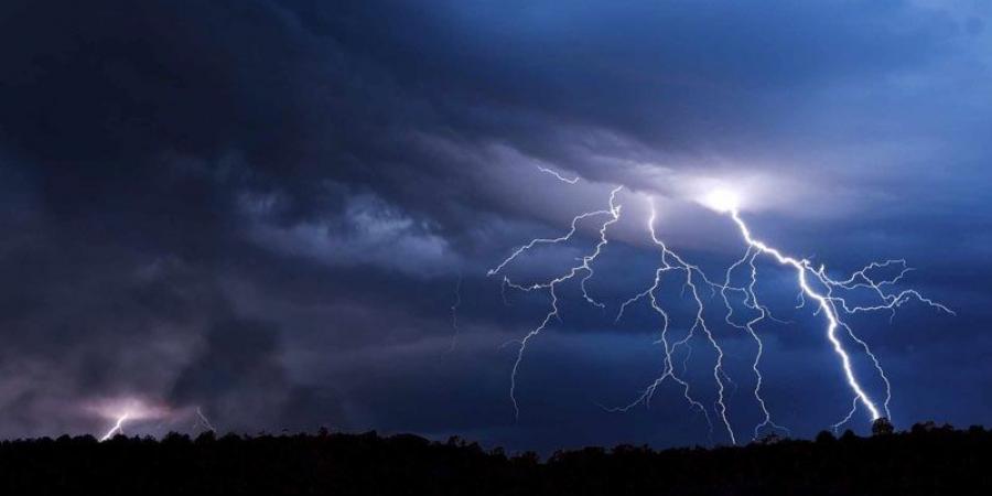طقس الليلة.. خلايا رعدية وامطار غزيرة مصحوبة بالبرد بهذه المناطق