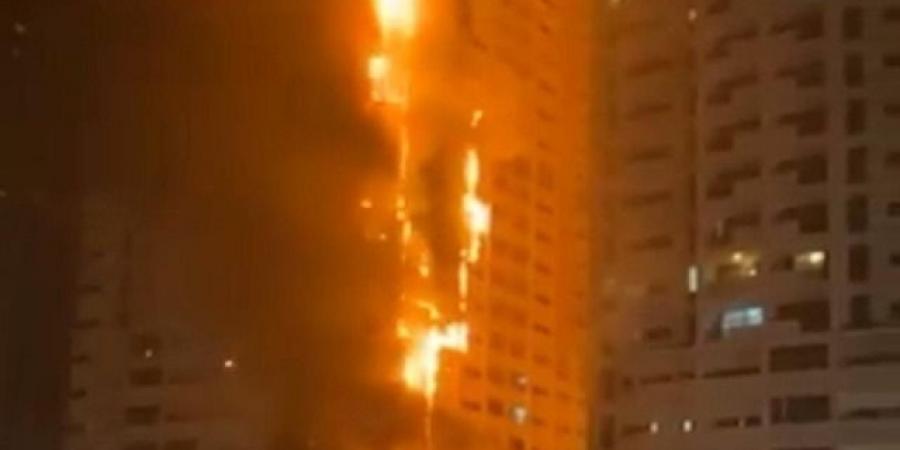 حريق هائل يلتهم 4 طوابق في برج سكني بالمريوطية