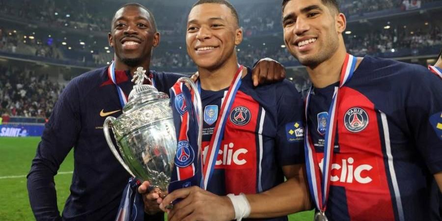 أشرف حكيمي يحتفل مع برشلونة بعد الفوز على ريال مدريد