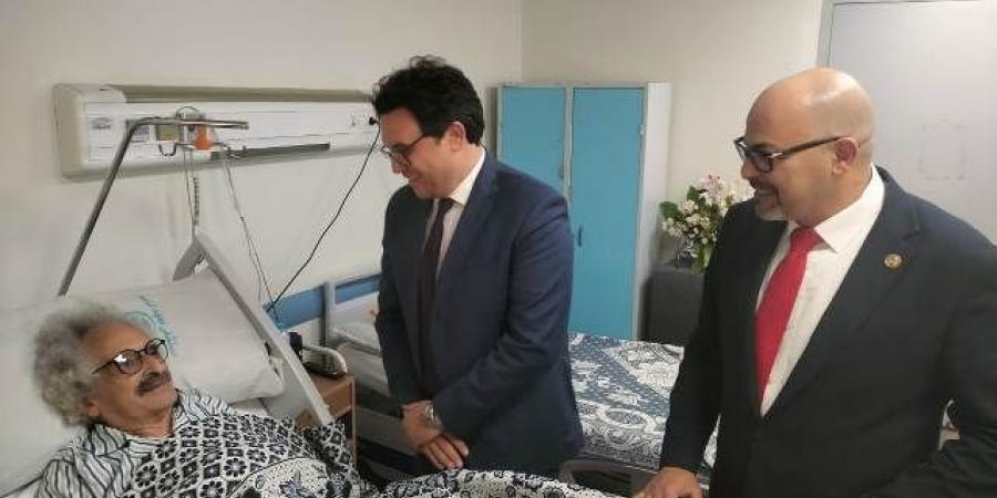 وزير الثقافة يزور الكاتب صنع الله إبراهيم بعد خضوعه لجراحة أمس