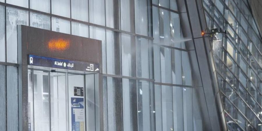«الدرون» تنظف واجهات محطات مترو وترام دبي