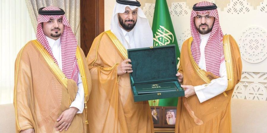 نائب أمير الشرقية يتسلّم تقرير فرع «الموارد البشرية»