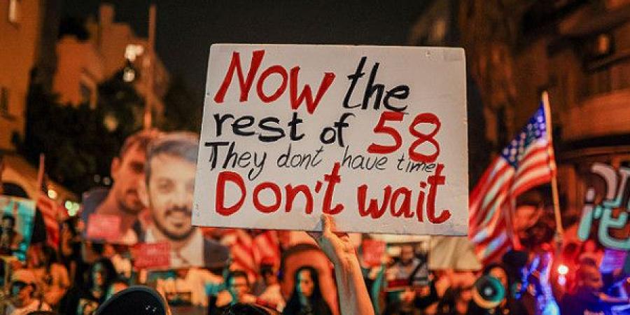 عائلات الأسرى الإسرائيليين: حكومة نتنياهو تقترب من "إهدار تاريخي" لفرصة لاستعادة أبنائنا