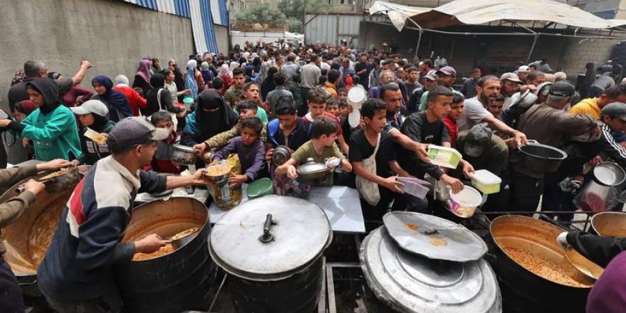 طحن وخبز المعكرونة والعدس.. آخر حيل الغزيين لمواجهة المجاعة