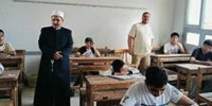 رئيس المنطقة الأزهرية بالسويس يتفقد سير إمتحانات الشهادتين الإبتدائية والإعدادية