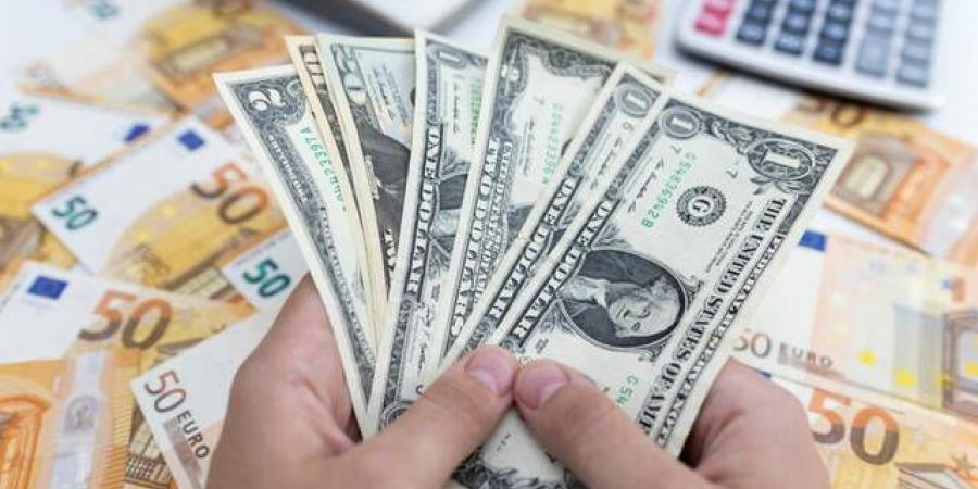 تراجع الدولار بعد تخفيض التصنيف الائتماني للولايات المتحدة