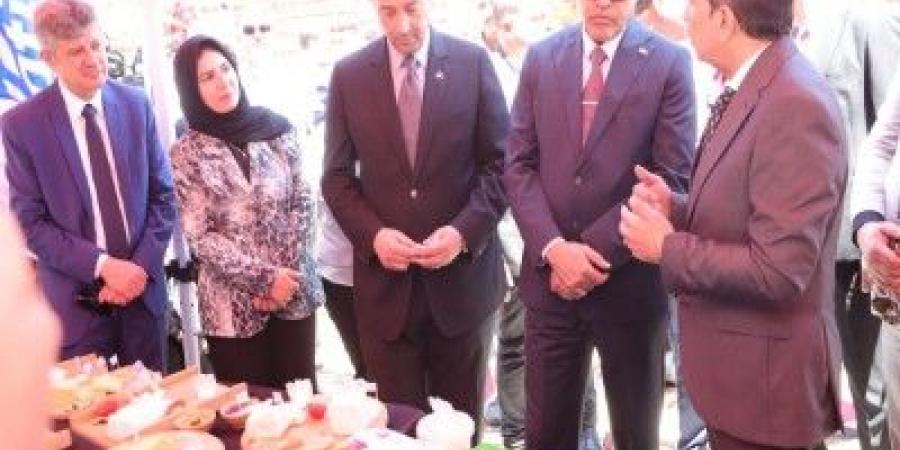 وزير العمل بتفقد معرضاً بدمياط يقدم منتجات بأسعار مخفضة للمواطنين