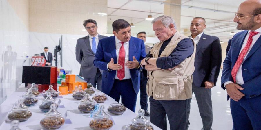 الملك يزور ثلاثة مصانع إنتاجية في مدينة الموقر الصناعية