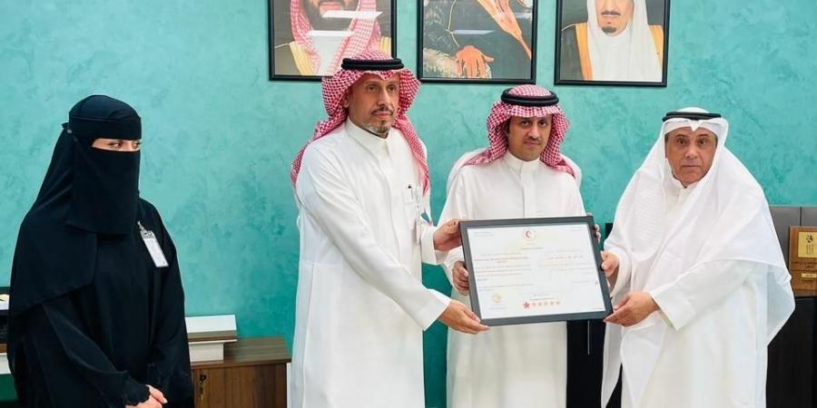 هيئة الهلال الأحمر بالقصيم تمنح شهادة الامتثال الاسعافي لمطار الأمير نايف بن عبدالعزيز الدولي