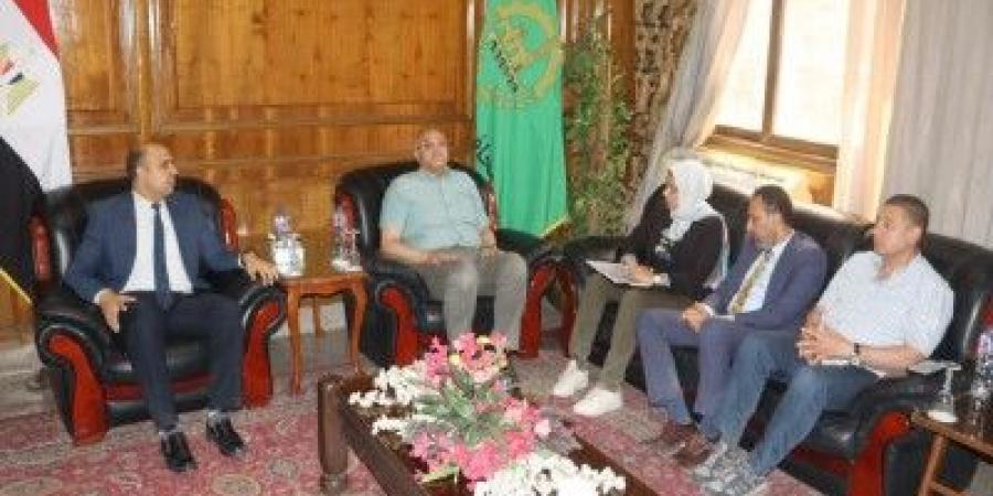 محافظ القليوبية يناقش تطوير منظومة إدارة المخلفات مع مساعد وزيرة البيئة