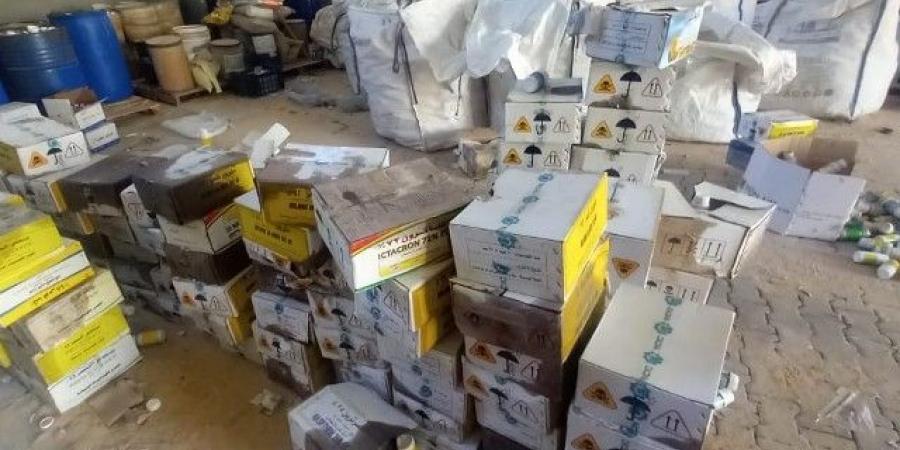 ضبط مخزن لتعبئة مبيدات زراعية منتهية الصلاحية بجمصه