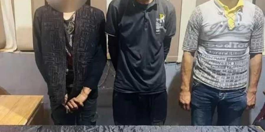 كشف ملابسات فيديو يظهر خلاله شخصين يبدو عليهما علامات عدم الاتزان حال استقلالهما أوتوبيس نقل جماعي