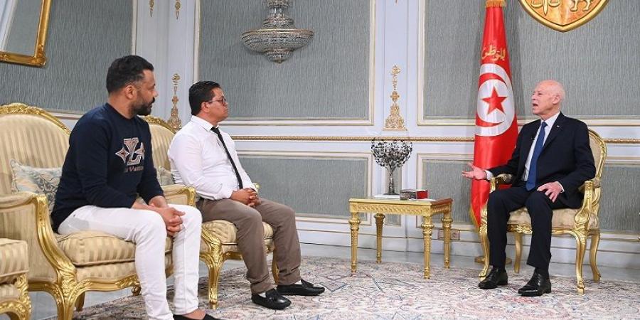خلال استقباله شابين من المزونة وبنزرت... رئيس الجمهورية: كرامة التونسيين خط أحمر