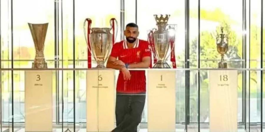 صلاح يتسلم جائزة أفضل لاعب في الدوري الإنجليزي من رابطة الكتاب
